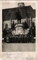 1939 Kolozsvár, Cluj; Olasz és magyar tornászok csoportképe a Mátyás király szobor előtt / Italian and Hungarian gymnasts in front of the King Matthias statue. photo (r)