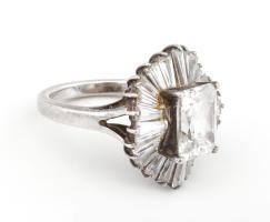 Ezüst(Ag) gyűrű kövekkel, jelzett, méret: 48, bruttó: 5 g