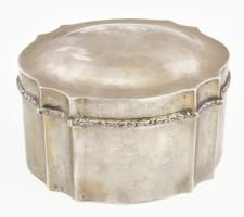 Ezüst (Ag) cukordoboz, ívesen tagolódó testtel, fedél pereménél növényi ornamentikát imitáló csíkkal, jelzett, nettó: 348 g