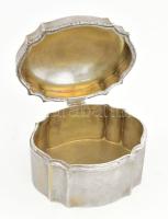 Ezüst (Ag) cukordoboz, ívesen tagolódó testtel, fedél pereménél növényi ornamentikát imitáló csíkkal...