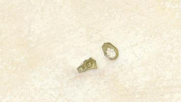 Ezüst (Ag) cukordoboz, ívesen tagolódó testtel, fedél pereménél növényi ornamentikát imitáló csíkkal...