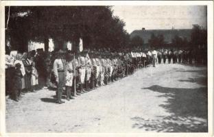 A sok százéves és híres jáki templom tövében tesznek fogadalmat a cserkésze. 48., 49., 50., 51. és 52. csapatok Jákon / Hungarian scout groups (EB)