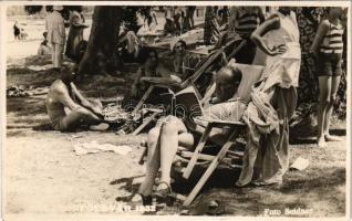 1932 Balatonföldvár, olvasás a strandon. Foto Seidner photo