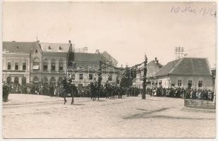 1932 Fogaras, Fagaras; Román katonai felvonulás, gyógyszertár, M. E. Wolf üzlete / Romanian military parade, pharmacy, shops. G. Szabó photo