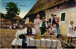 Bánffyhunyad, Huedin; család népviseletben / family in folk costume