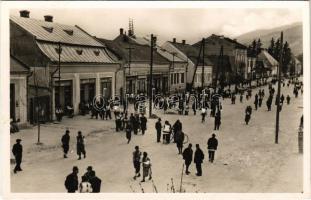 1941 Kőrösmező, Körösmező, Jaszinya, Jasina, Yasinia (Máramaros); Ruszin népviselet a Fő utcán, Lebovits Bernát üzlete / Rusyn folklore on the streets, shops