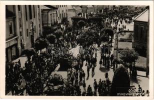 1940 Marosvásárhely, Targu Mures; bevonulás, katonai teherautók, Tanko üzlete. Sárai E. 53. / entry of the troops, military trucks, shop + "1940 Marosvásárhely visszatért" So. Stpl