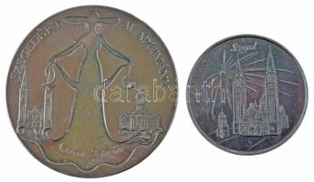 DN "Kuratóriumi Díj / Szegedért Alapítvány" peremen jelzett Ag díjérem, névre szóló gravírozással (152g/0.925/61mm) +  Fritz Mihály (1947- ) DN "Szeged" ezüstözött fém emlékérem (42,5mm) T:AU patina