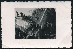 1940 Szétlőtt bunker, fotó, felületén törésnyomok, 5,5×8,5 cm