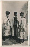 Zágor, Rode, Roden, Zagar; Tarani sasi in cojocul de biserica / Sächsische Bauern im Kirchenpelz / erdélyi folklór / Transylvanian folklore. Foto orig. J. Fischer 1938.