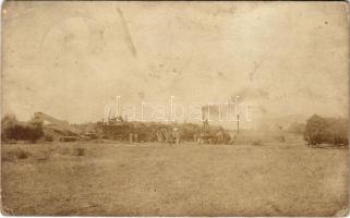 1911 Nyitraludány, Ludanice; tótok cséplés közben, cséplőgépek / threshing machine in work. photo (fl)