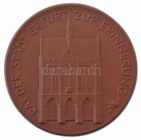 NDK DN Erfurt városi tanácsa emlékül jelzett Meisseni porcelán emlékérem eredeti dísztokban (78mm) T:UNC GDR ND Rat der Stadt Erfurt zur erinnerung marked Meissen porcelain commemorative medallion in original display case (78mm) C:UNC