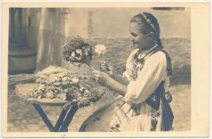 Szászorbó, Urwegen, Garbova Saseasca; Fata legand buchete / Mädchen beim Straussbinden / erdélyi folklór / Transylvanian folklore. Foto orig. J. Fischer 1942. (EK)