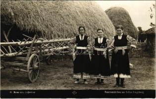 Bauernmädchen aus Sofias Umgebung / Bolgár lányok / Bulgarian folklore. Gr. Paskoff 1934.