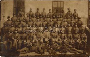 Osztrák-magyar távbeszélő osztag katonái / WWI Austro-Hungarian K.u.k. military telephone division, soldiers. photo (gyűrődések / creases)