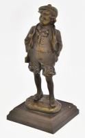 Bemond jelzéssel: Úri fiú. Bronz szobor, 22 cm