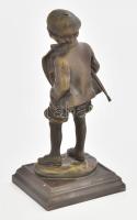 Bemond jelzéssel: Úri fiú. Bronz szobor, 22 cm