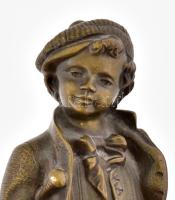 Bemond jelzéssel: Úri fiú. Bronz szobor, 22 cm