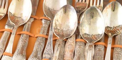 Olasz 12 személyes ezüstözött evőeszköz készlet, Arg 800 jelzéssel, kopással, teljes, díszdobozban