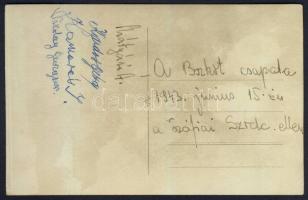 1943 A BSZKRT labdarúgó-csapata a bolgár SZRDC. elleni mérkőzésen, hátoldalon 4 csapattag aláírásáva...