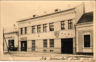 1935 Nagykapos, Velke Kapusany; utca, Grünbaum üzlete. Foto Kammel / street view, shop, photo (EB)