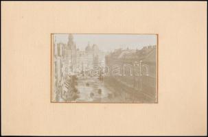 cca 1900 A budapesti Nagykörút a New York palotával, kartonra kasírozott fotó, jó állapotban, 10×14 cm