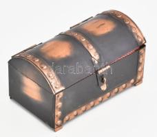 Láda alakú ékszeres doboz, benne bolha tétel: levélnyitó, órák, bizsu