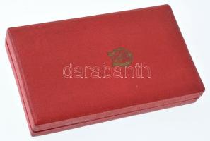 1954. "Munka Érdemérem" zománcozott bronz kitüntetés mellszalagon, eredeti Rákosi-címeres ...