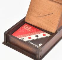 Fa kártyatartó doboz, benne 2 pakli kártyával