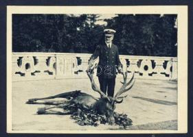 Horty Miklósról készült kép a gödöllői vadászat után az általa lőtt szarvasbikával