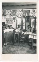 Vajdahunyad, Hunedoara; Interiorul unei camere taranesti din Sebes-Huedin / Romänische Bauernstube aus Sebesch / erdélyi folklór / Transylvanian folklore. Foto orig. J. Fischer 1937.