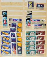 Vegyes minőségű űrkutatás motívum tétel az 1960-as évekből, többnyire több példányos, padláson talált anyag 25 nagy osztott berakólapon műanyag borítóban + kb 50 db közepes berakólapon és iratrendezőben. Elég átfogó anyag egy akkor divatos motívum bélyegeivel, nagyon sok postatisztával.