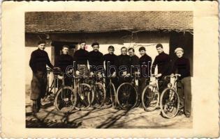 1938 Békéscsaba, BMTE kerékpáros szakosztály: Boyai Kerékpár Szakosztály megalakító verseny tagjai / Hungarian cyclists. sport photo (EK)