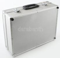 Könnyűfém bőrönd, kopott, kulcs nélkül, 34x45x15 cm. + 3 db MALÉV öntapadós poggyász címke