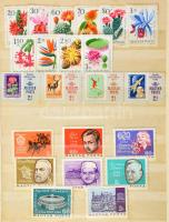 Magyar összeállítás 10 lapos közepes berakóban, sok betapadt bélyeggel, rozsdafoltokkal