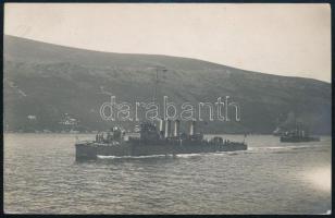 cca 1915 Az S.M.S. Wildfang osztrák-magyar romboló hadihajó Cattaróban. Legénysége felsorakozik a fedélzeten, a kikötőben, és tiszteleg egy elhaladó hajónak Egy másik azonosítatlan romboló hajózik mögötte, a legénysége hasonlóan felsorakozva a fedélzetre. Fotólap / Black-and-white photo postcard (horizontal) of S.M.S. Wildfang sailing in Cattaro. Her crew is lined up on deck, portside, saluting a passing ship (from which this photograph was undoubtedly taken). Another unidentified destroyer is sailing behind her, her crew similarly lined up on deck