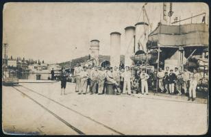 cca 1915 Az S.M.S. Streiter osztrák-magyar romboló hadihajó kikötőben. Legénységének egy része, valamint tengerész ruhás gyerekek sorakoznak fel mellette . Fotólap / Black-and-white photo postcard (horizontal). Most of the crew of S.M.S. Streiter stand next to their ship docked at port. The group includes three barefoot children (perhaps not yet teenagers) wearing navy caps and what could pass for uniforms. It is unknown whether they were local urchins the sailors decked out in navy uniforms for the occasion or actual members of the crew.