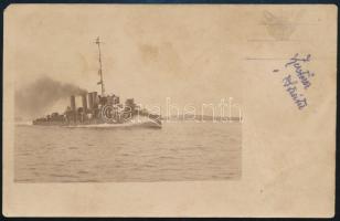 cca 1915 Az S.M.S. Streiter osztrák-magyar romboló hadihajó a távolból, 1917-ben elsüllyedt. Fotólap /Photograph postcard size. The photograph was taken from another ship and shows S.M.S. Streiter sailing at high speed