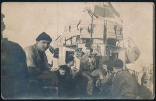 cca 1915 Az S.M.S. Uskoke osztrák-magyar Huszár-osztályú romboló hadihajó legénysége. Fotólap / A group of sailors from S.M.S. Uskoke while the time away in the destroyer&#039;s aft deck.