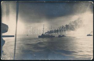 cca 1915 Az S.M.S. Pandur osztrák-magyar Huszár-osztályú romboló (épült a Ganz Danubius fiumei gyárában) köteléket vezet Albániából vissza San Giovanni di Medua ágyuzása után. Fotólap / Black-and-white private photo postcard K.u.k. Kriegsmarine ships, led by S.M.S. Pandur, return from the shelling of San Giovanni di Medua in Albania in 1915.