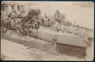 1915 Az S.M.S. Pandur osztrák-magyar Huszár-osztályú romboló (épült a Ganz Danubius fiumei gyárában) valamint az S.M.S. Csikós és S.M.S. Scharfschütze rombolók egymás mellé horgonyozva a kikötőben. Legénységük a dekken pózol. Fotólap / Black-and-white photo postcard (horizontal) of S.M.S. Csikós, Scharfschütze, and Pandúr, docked side by side, with their crews posing for the camera. Blank card