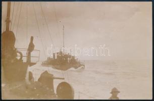 1915 Az S.M.S. Velebit osztrák-magyar Huszár-osztályú romboló (épült a Ganz Danubius fiumei gyárában) a tengeren egy másik hadihajóról fényképezve. Fotólap / Privately made black-and-white photo postcard Starboard side photograph of S.M.S. Velebit, taken from a companion warship.