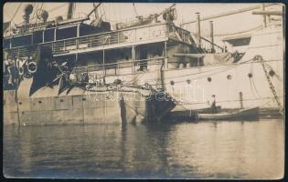 1918 Az S.M.S. Dinara osztrák-magyar Huszár-osztályú romboló az S.M. Tb. 100 és S.M. U-XLIII -el történt ütközés után a kikötőben. Fotólap / Black-and-white privately made postcard S.M.S. Dinara, her bow bent out of shape after the chain collision with S.M. Tb. 100 and S.M. U-XLIII on March 17, 1918, is tied to S.M.S. Gäa in the Bocche. This photograph is reproduced on page 87 of Franz Z. Bilzer's Die Torpedoschiffe und Zerstörer der k.u.k. Kriegsmarine 1867-1918. Blank card