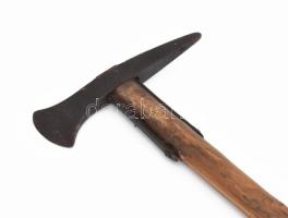 Csákány-fokos XVIII. sz. eredeti nyéllel 98 cm