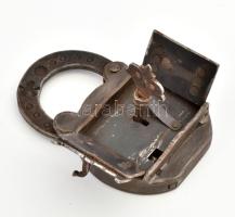 Trükkös lakat. XVIII. sz. Kovácsoltvas. Eredeti kulcsával, működő, jó állapotban 14 cm