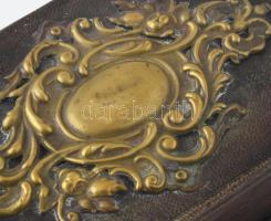 Kesztyűtartó doboz. Bőr, réz berakással és réz veretekkel. eredeti kulccsal, jó állapotban. XIX. sz....