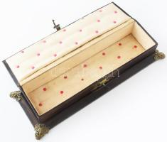 Kesztyűtartó doboz. Bőr, réz berakással és réz veretekkel. eredeti kulccsal, jó állapotban. XIX. sz....