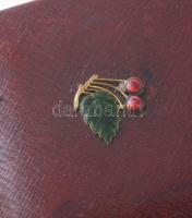 Kesztyűtartó doboz és kesztyű. Szarvasbőr, réz berakással és réz veretekkel. kilinccsel. Jelzett jó ...