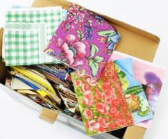 Szalvétagyűjtemény, különböző mintások, közte mesefigurák, Donald kacsa, Barbie, stb. Egy nagyobb doboznyi, vegyesen.