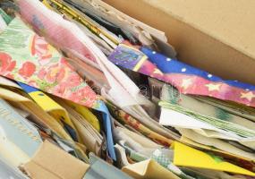 Szalvétagyűjtemény, különböző mintások, közte mesefigurák, Donald kacsa, Barbie, stb. Egy nagyobb do...